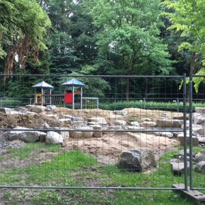 Noch ist einiges zu tun. Der Wasserspielplatz nimmt Gestalt an Noch ist einiges zu tun. Der Wasserspielplatz nimmt Gestalt an