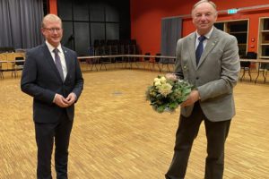 Thomas Meyer gratuliert Hans- Ulrich Tuxhorn